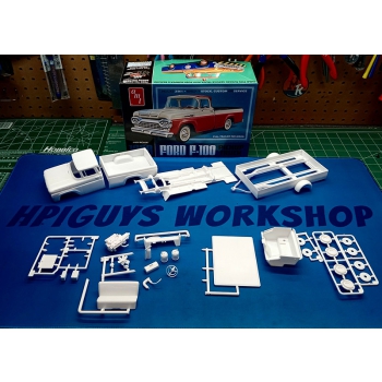 Plastikmodell – Auto 1:25 1960 Ford F-100 Pickup mit Anhänger – AMT1407